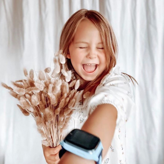 XPLORA i blå på pige