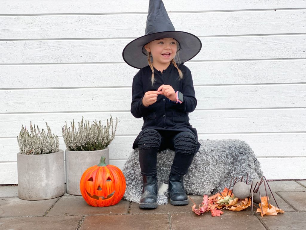 Glad heksepige til Halloween aktiviteter med Xplora