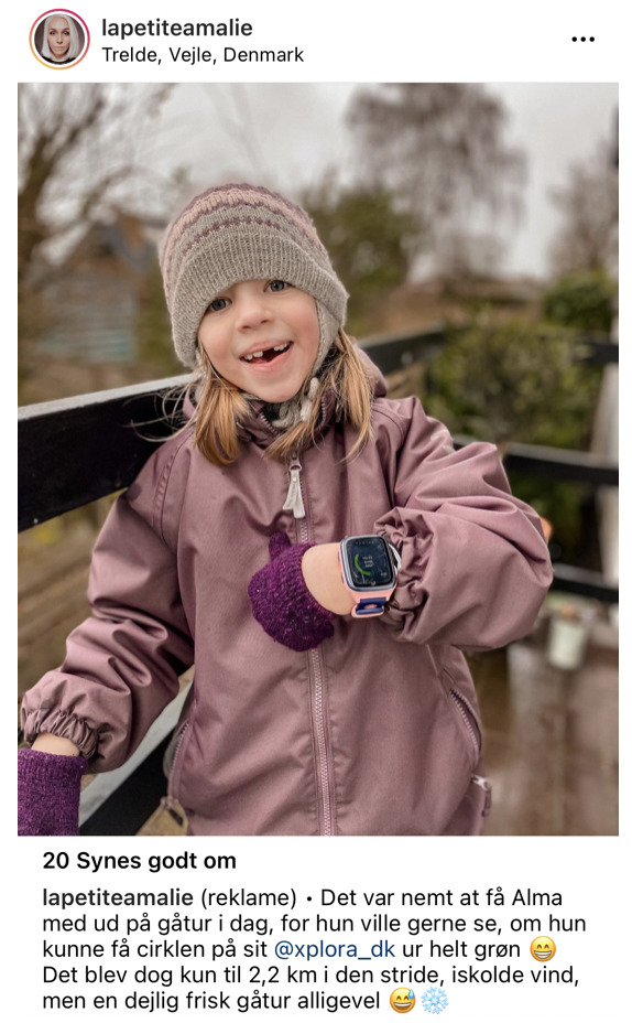 pige med lyserød xplora og skridttæller