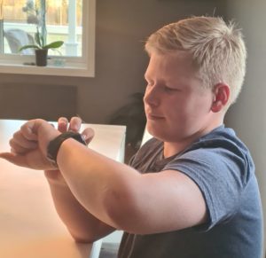 Sander med sit Xplora smartwatch