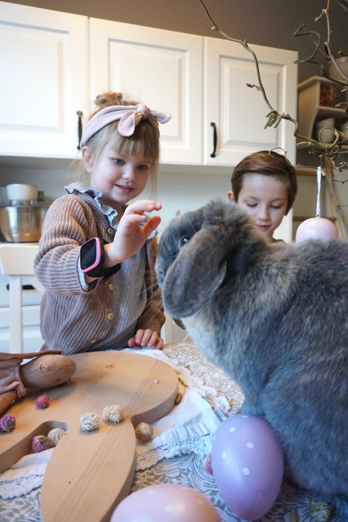 Pige, kanin og Xplora Smartwatch - sjov i påsken