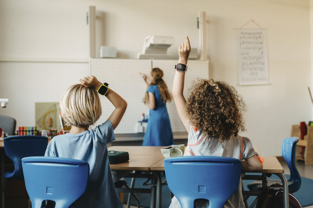 Skolebørn med børneur der har aktiveret skolemodus til skolestart i 2024