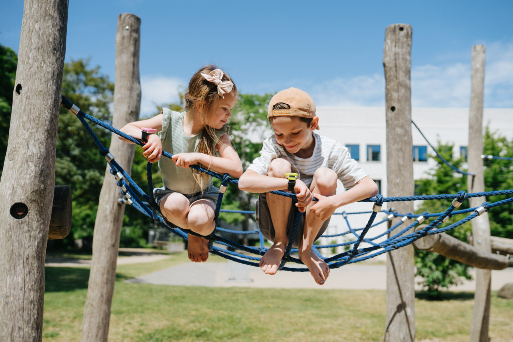 Børn på legeplads med Xplora ur