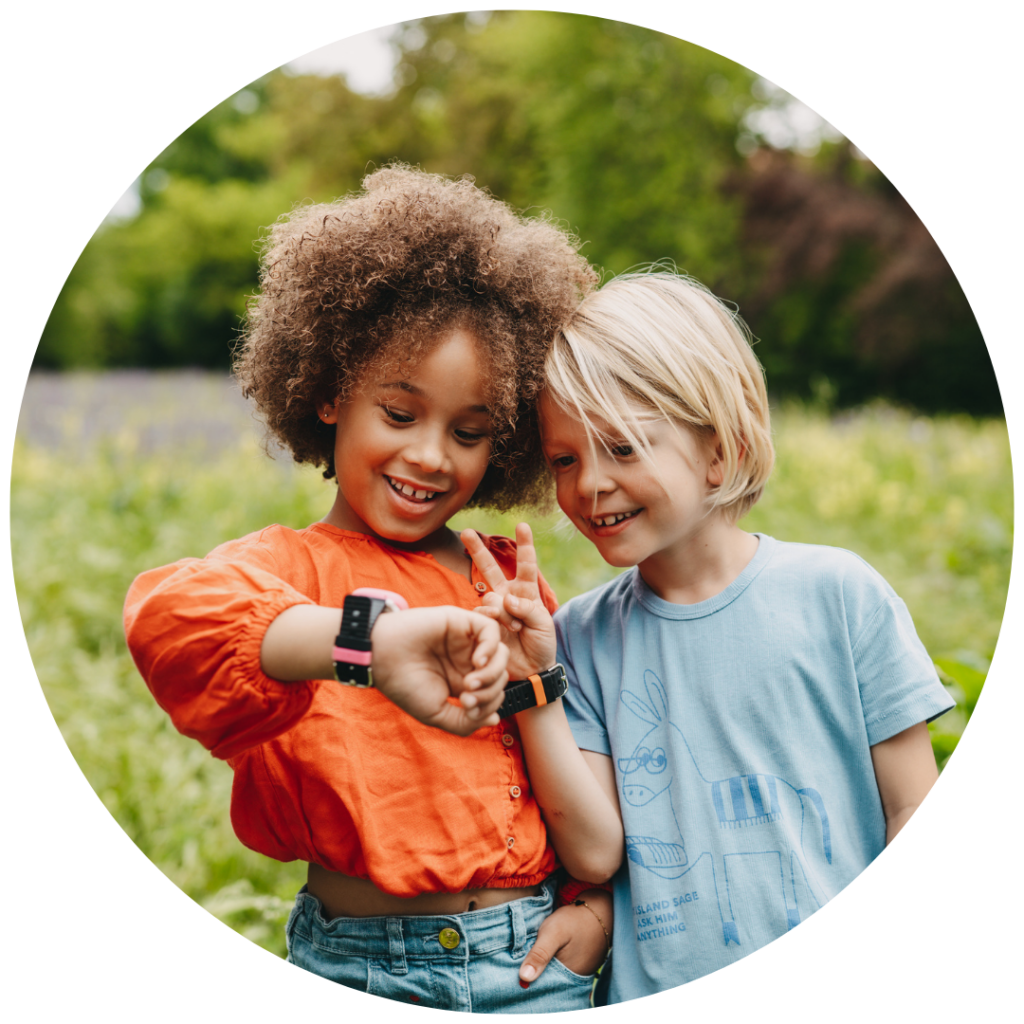 2 Børn i naturen med deres xplora smartwatches der tager billede med xploras kamera funktion