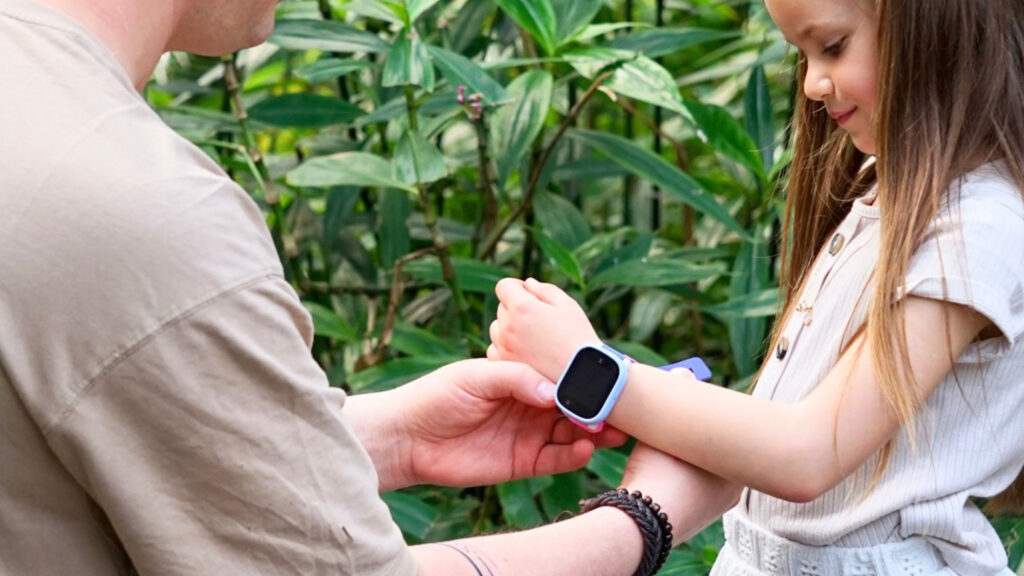 Lille pige får sit første Xplora ur. Styrk børns selvværd og hjælp dem til at blive modige