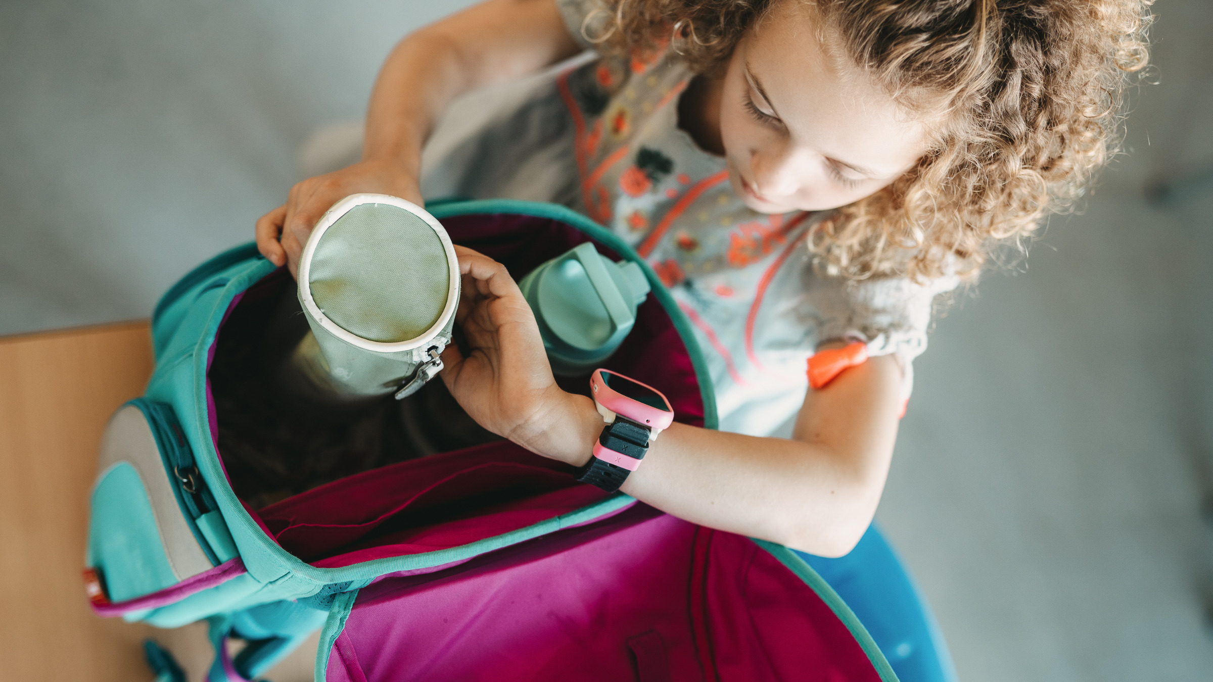Pige klar til skolestart med Xplora